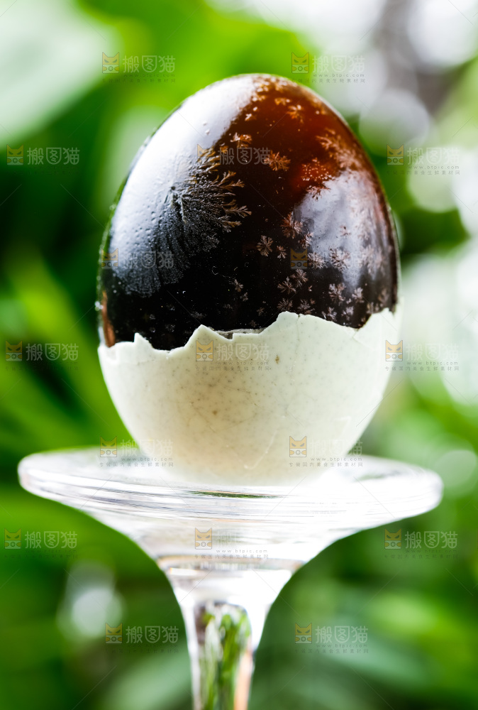 玻璃杯上放着皮鸭蛋