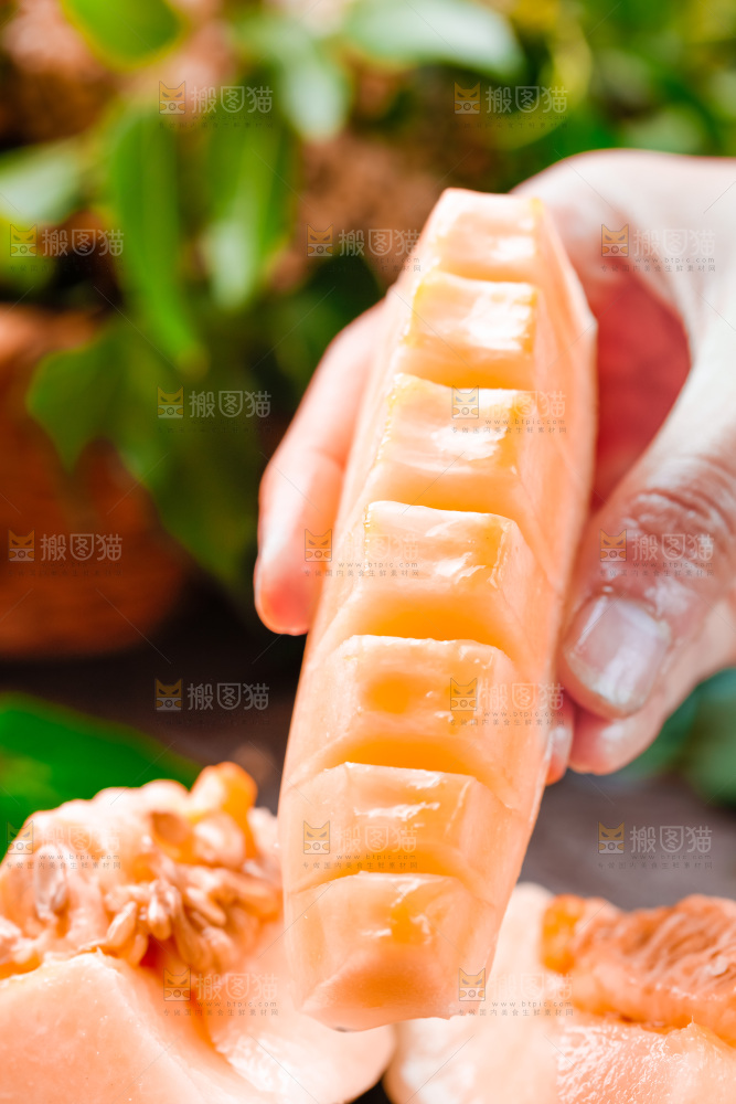 手拿东方蜜瓜
