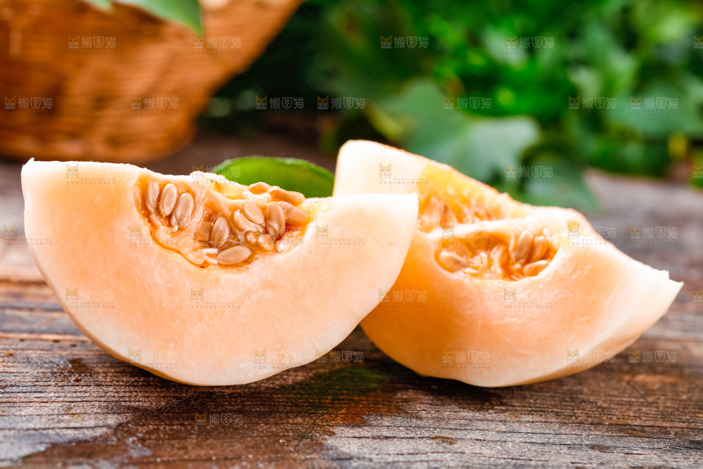 浅底上放着新鲜蜜瓜