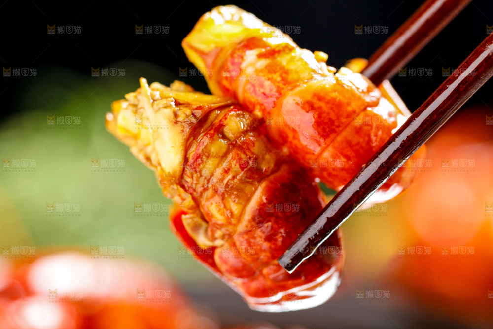 筷子夹着龙虾尾