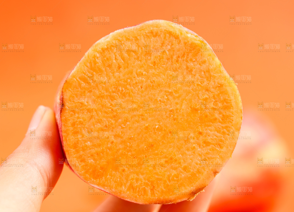 手里拿着红薯