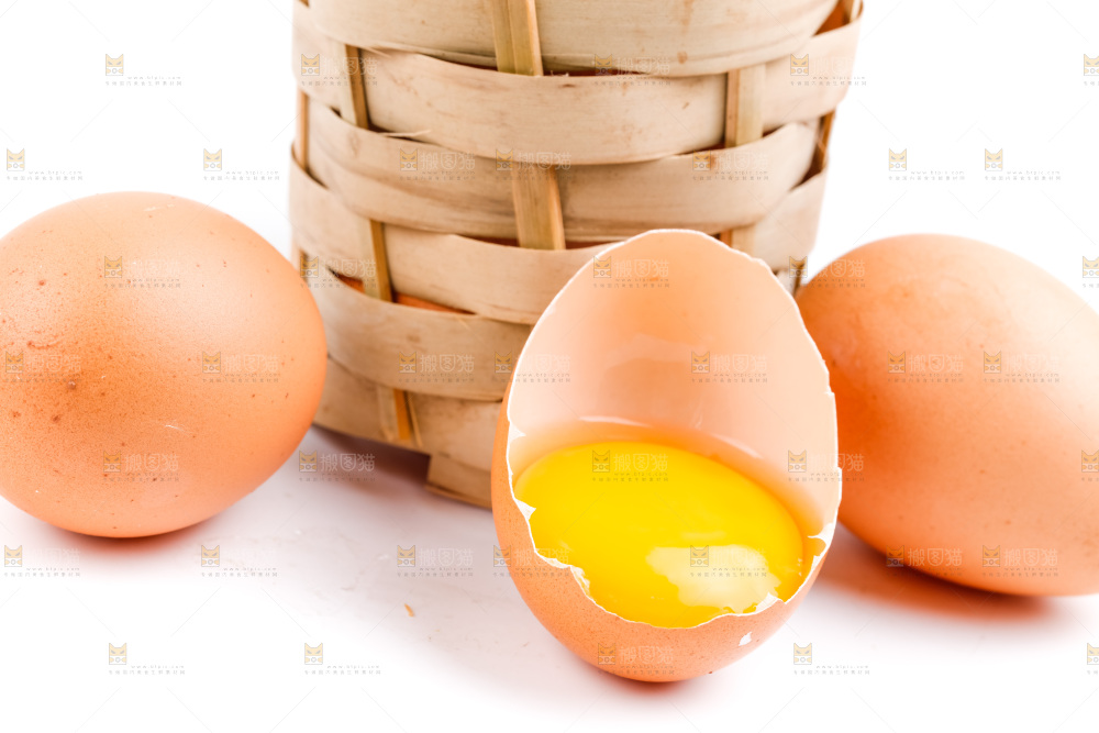 白底上放着散养鸡蛋