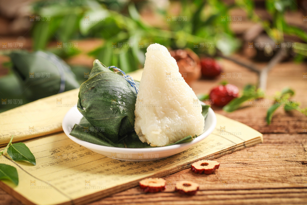 木底上放着一盘粽子