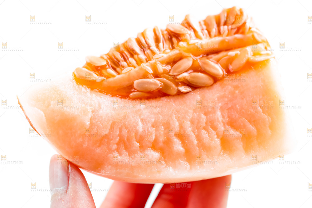 手拿新鲜蜜瓜