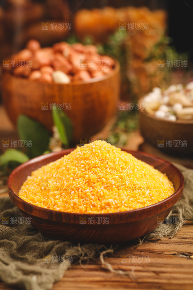 盘子里装着玉米碎粒