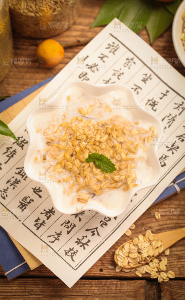 碟子里装着燕麦粥