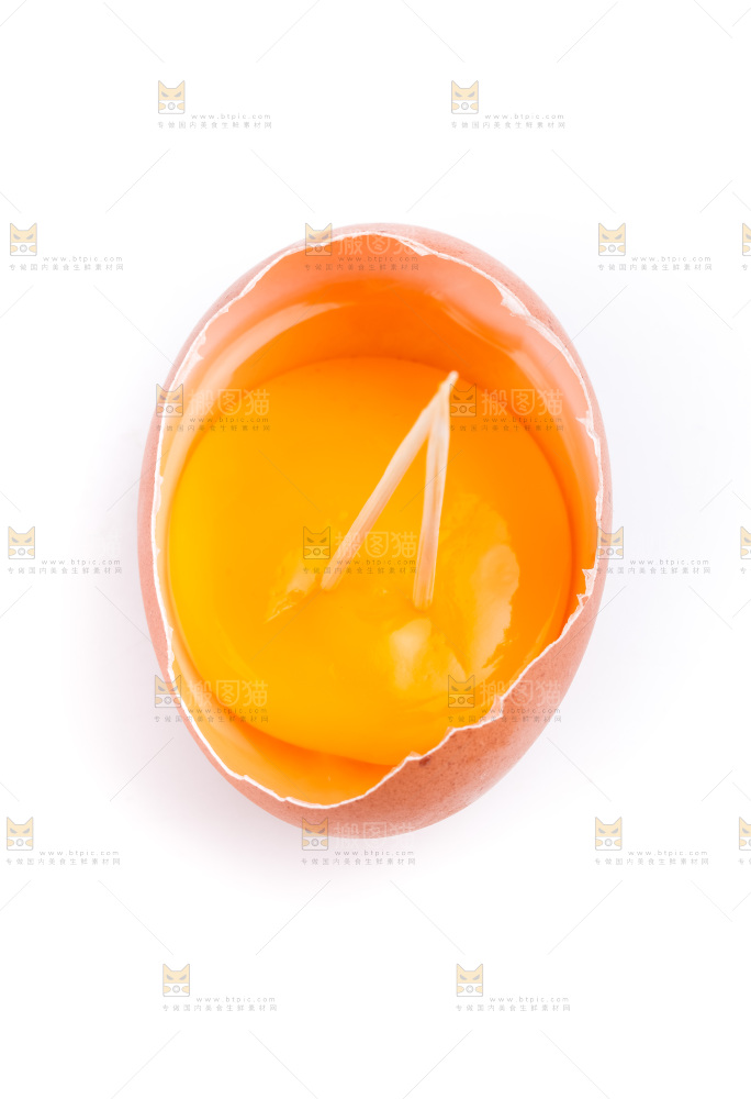 白底上放着散养鸡蛋