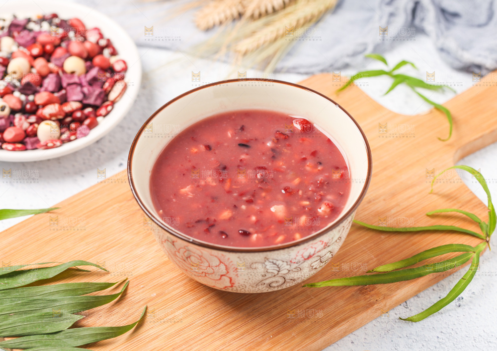 浅底上放着一碗八宝粥