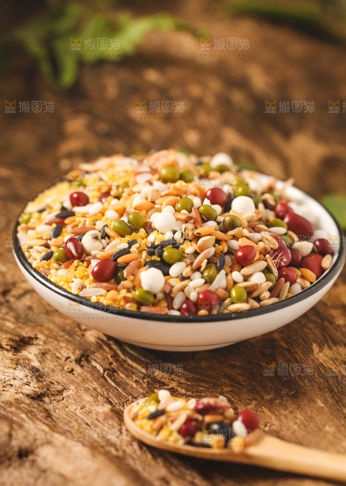 盘子里装着八宝粥食材