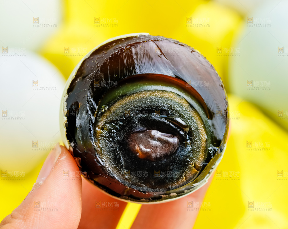 手拿松花皮蛋
