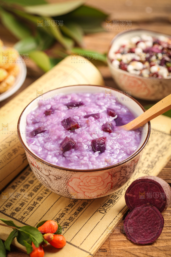 一碗紫薯粥放在木底上