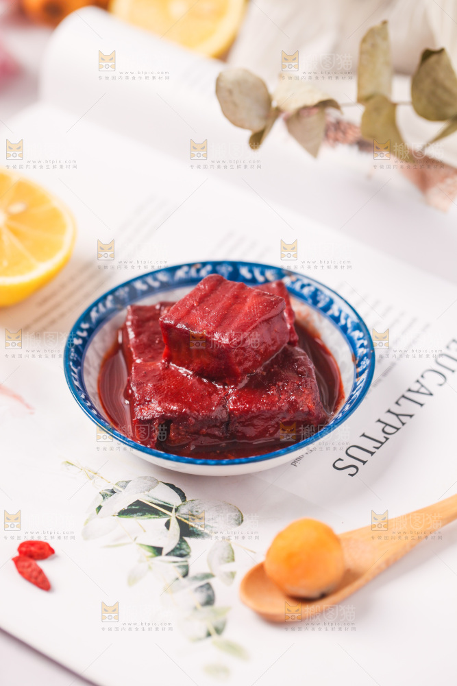 浅底上放着一盘腐乳豆腐