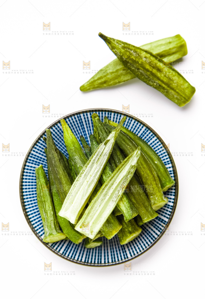 白底上放着一盘秋葵