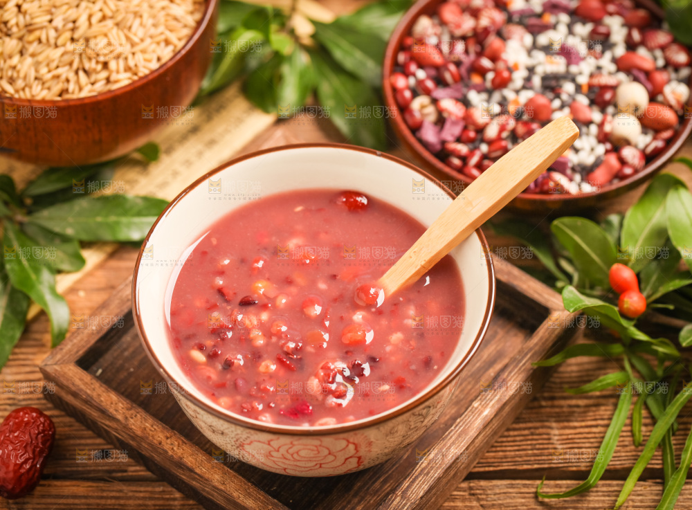 木底上放着一碗八宝粥