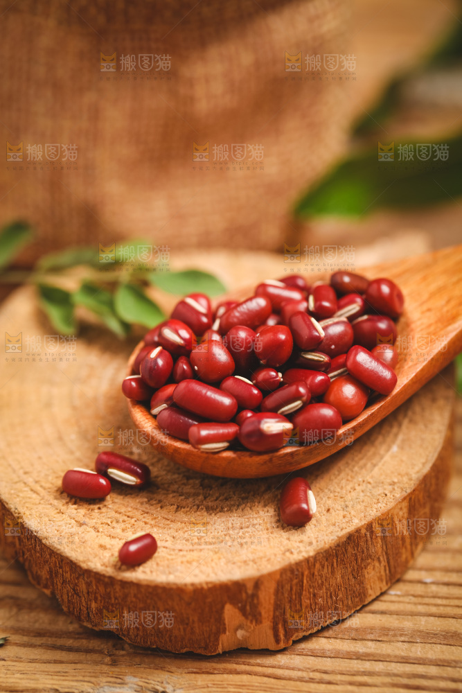 木板上放着一勺红豆