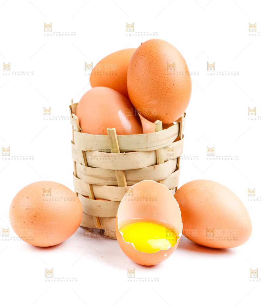 白底上放着散养鸡蛋