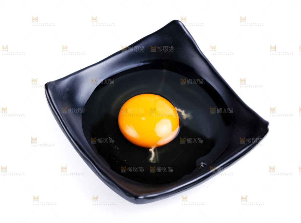 白底上放着一盘柴鸡蛋