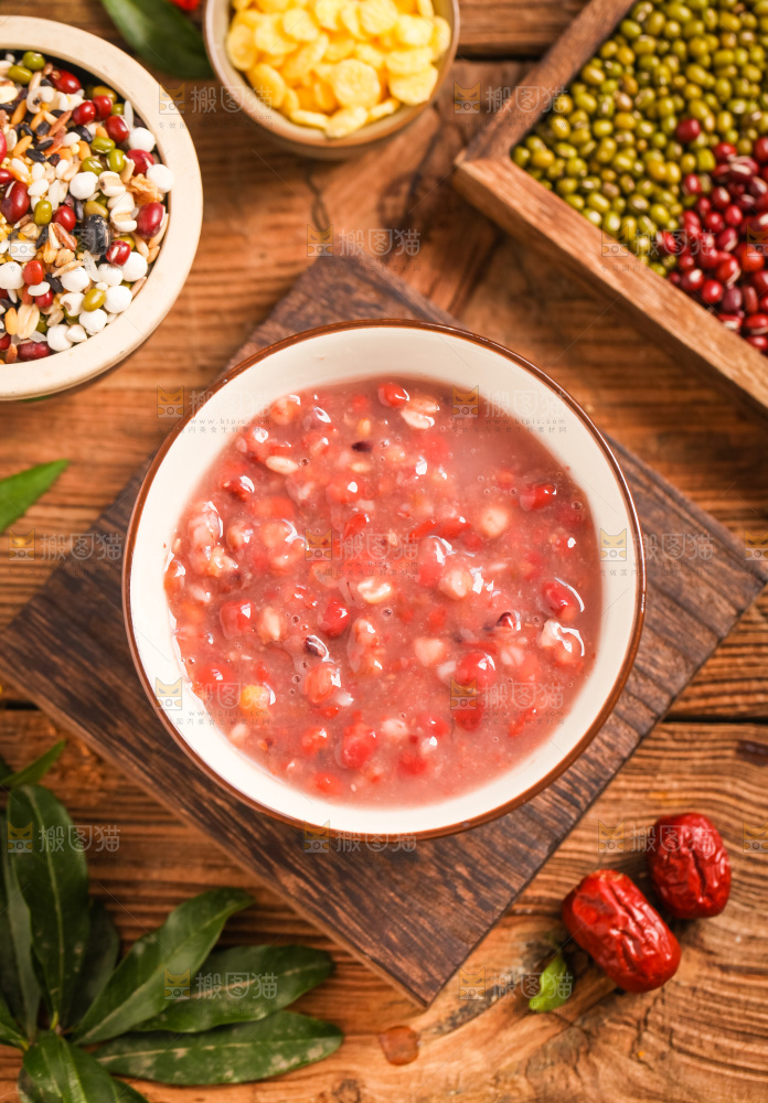 木底上放着一碗八宝粥