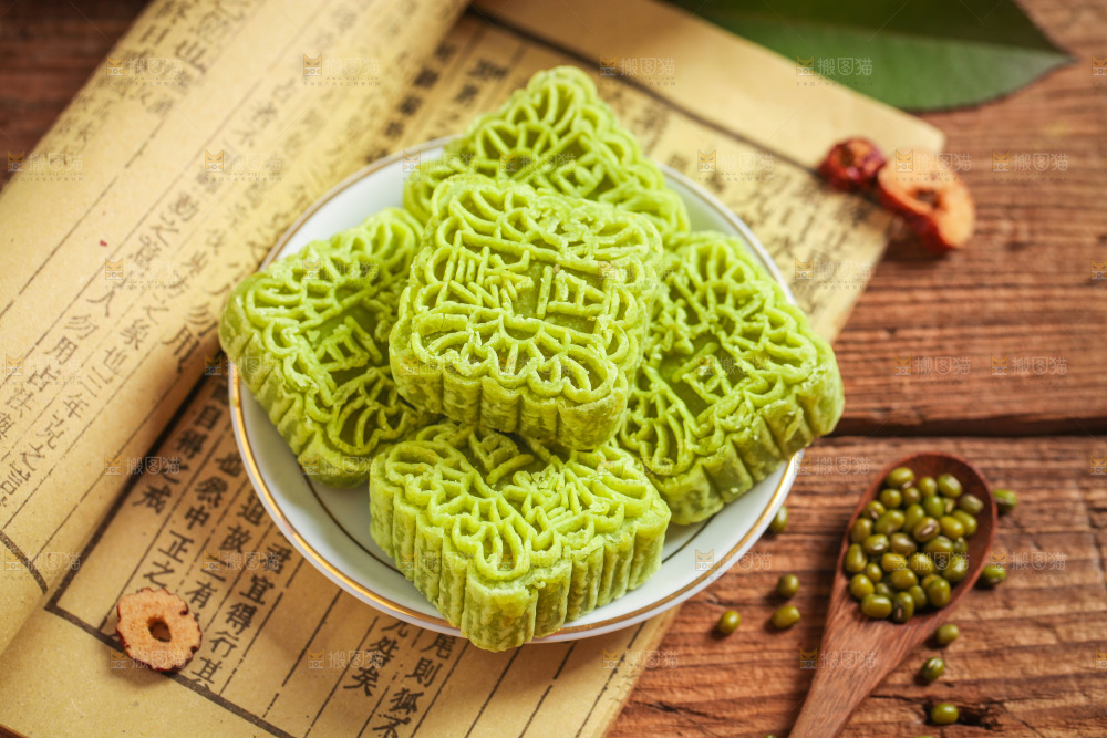 木底上放着一盘绿豆糕