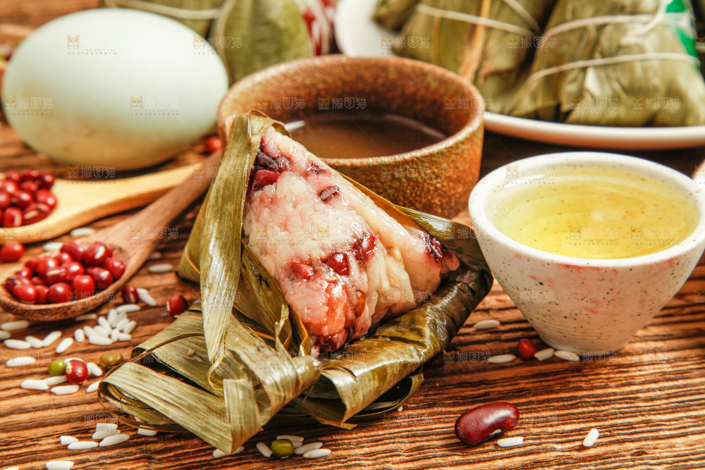粽子和粽子食材放在木底上