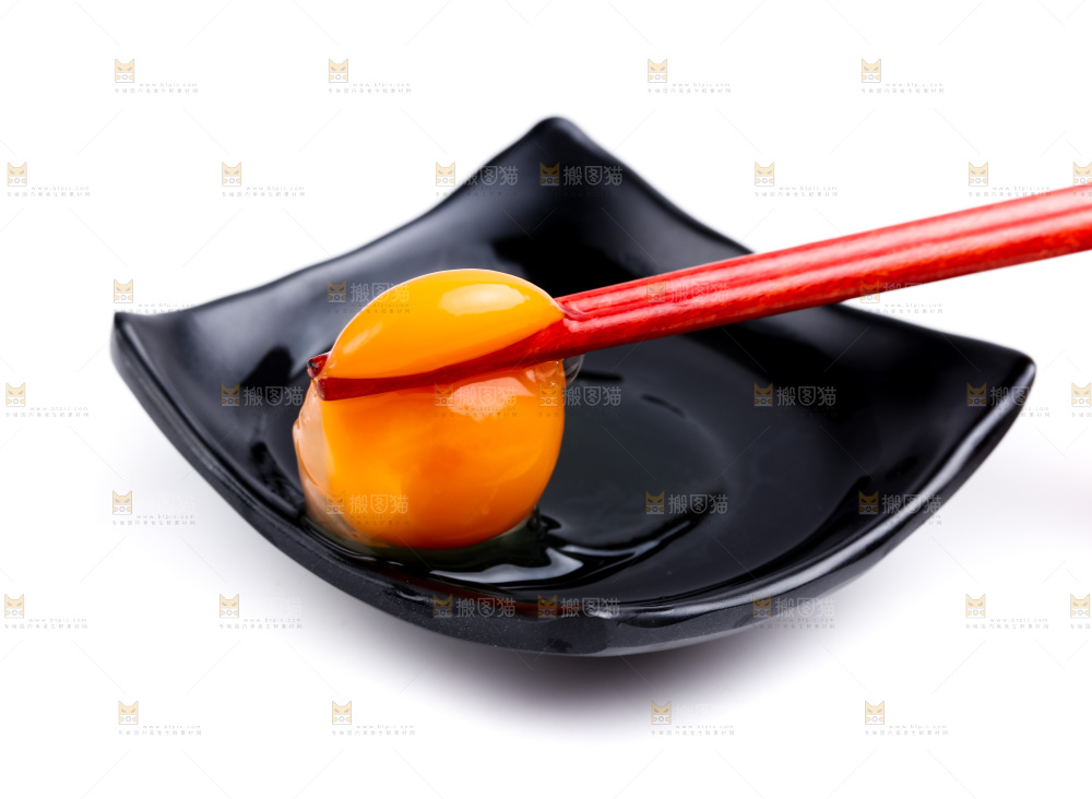 筷子夹着新鲜土鸡蛋