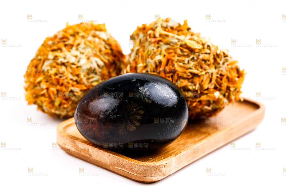 盘子里装着皮蛋