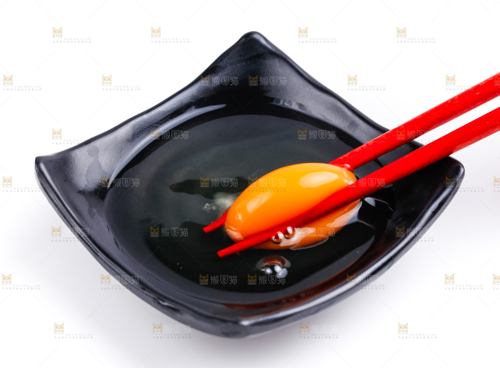 筷子夹着新鲜土鸡蛋