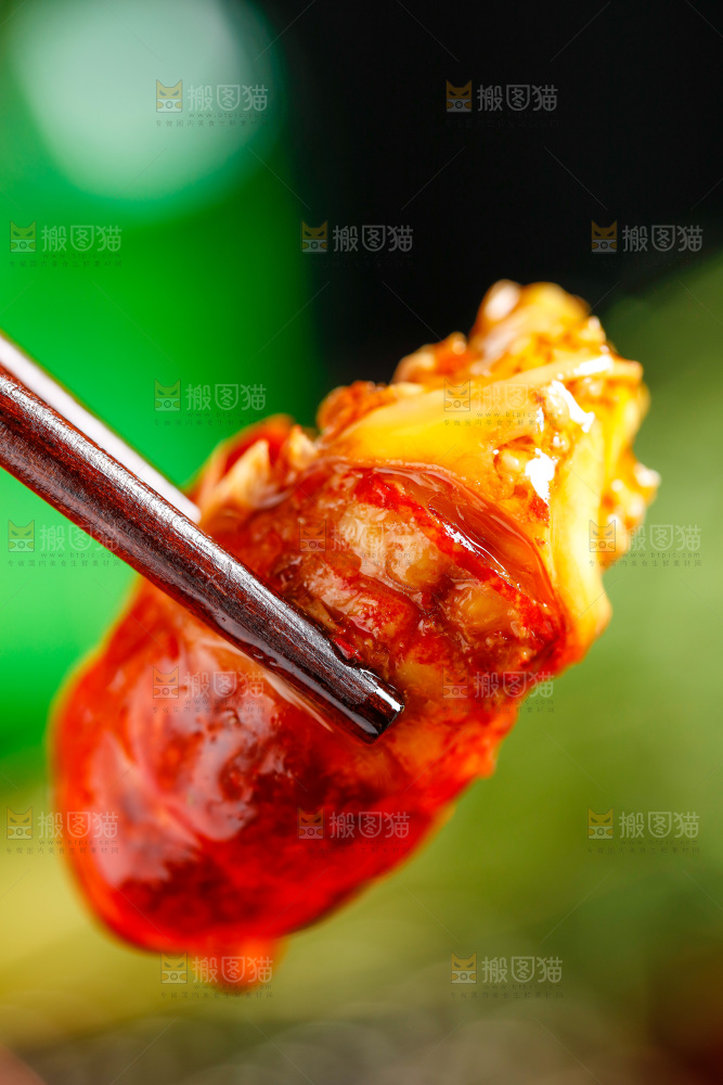 筷子夹着小龙虾