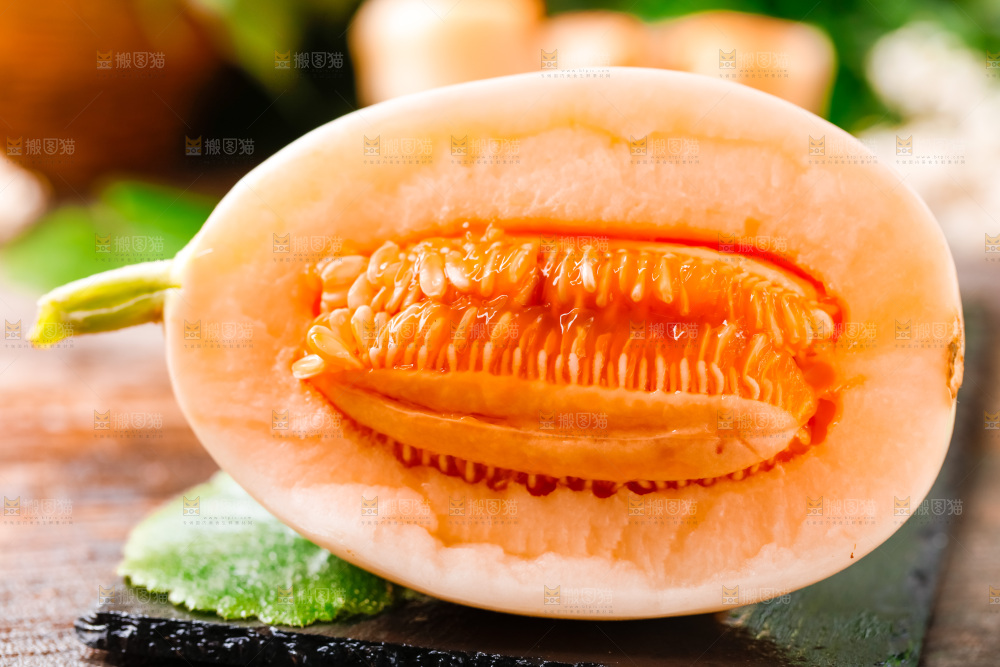 石板上放着切开的新鲜蜜瓜