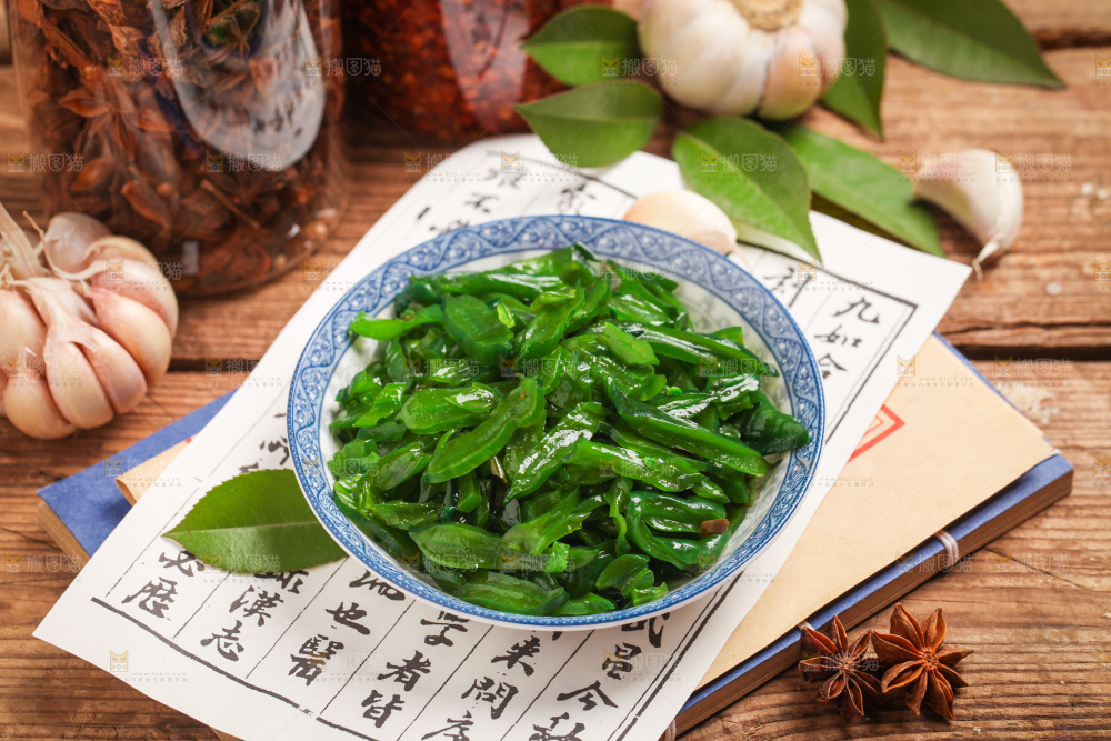 浅底上放着一盘海白菜