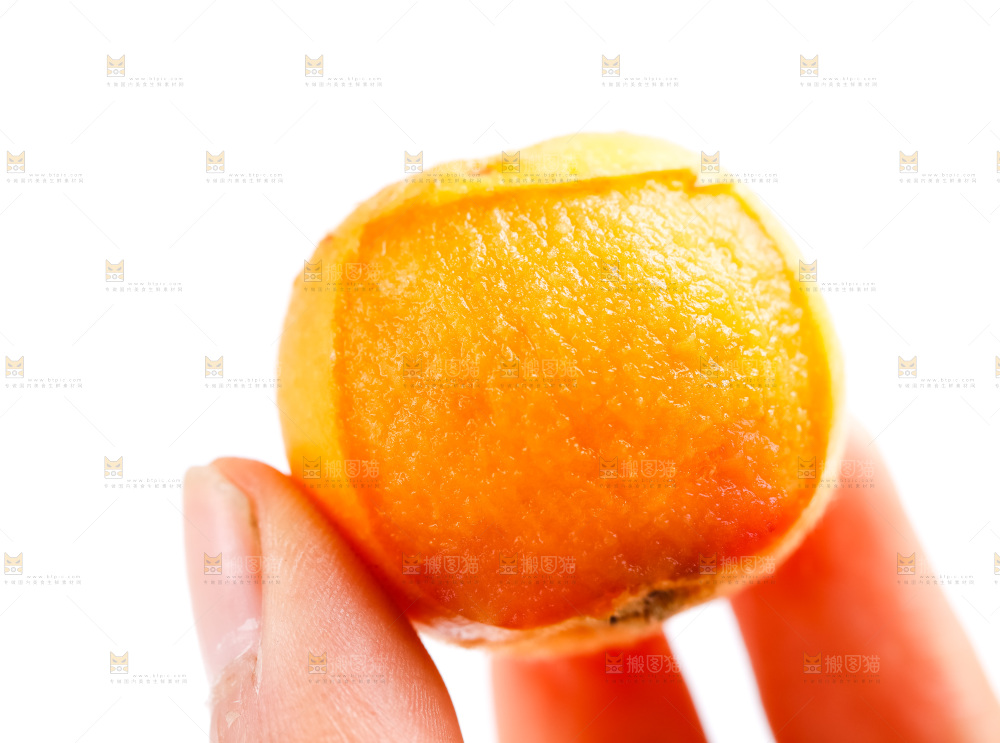 手里拿着枇杷果