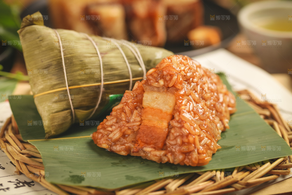 绿叶上放着肉粽