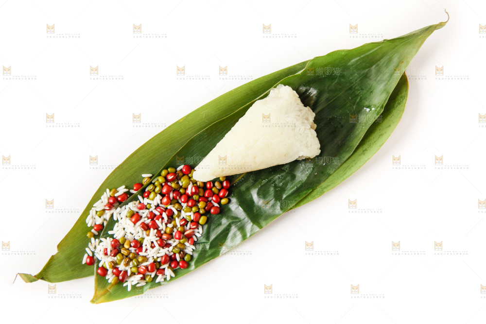 粽子和粽子食材放在白底上
