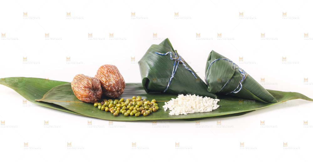 粽子和粽子食材放在白底上