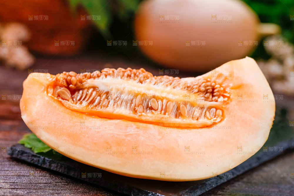 石板上放着切开的新鲜蜜瓜