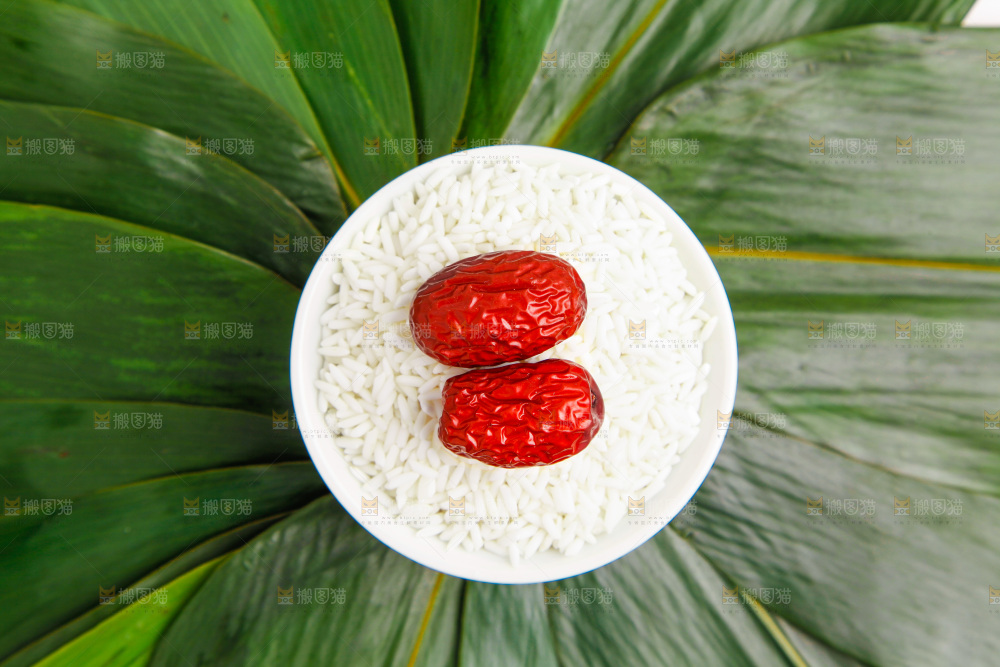 白底上的粽子食材