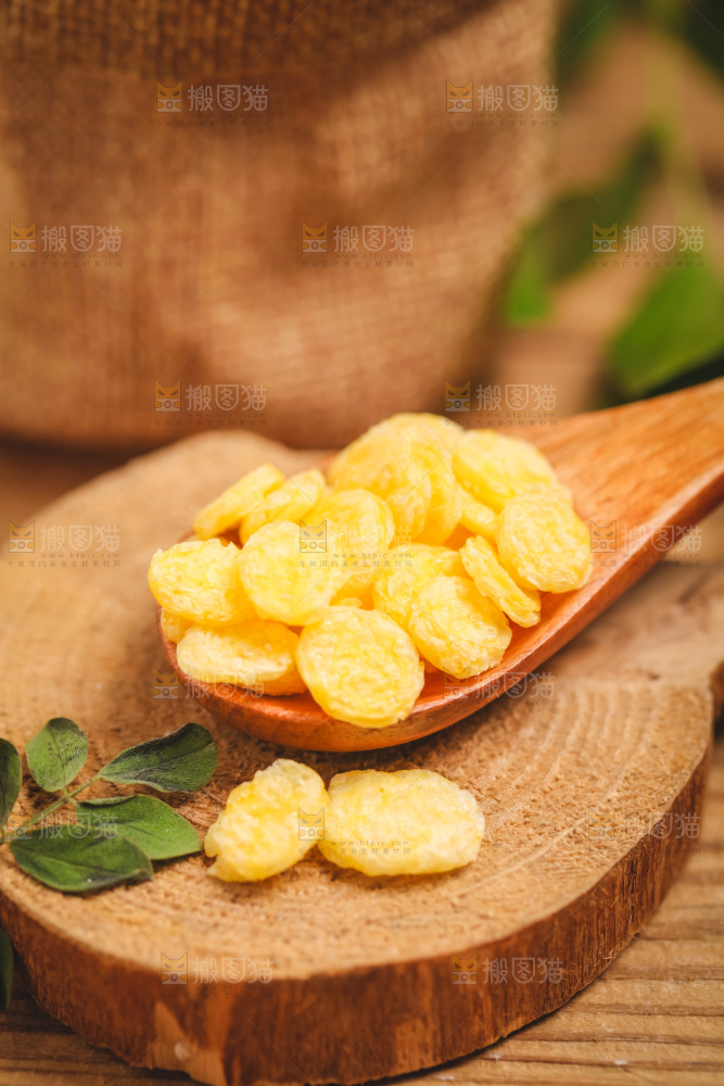木板上放着一勺玉米片