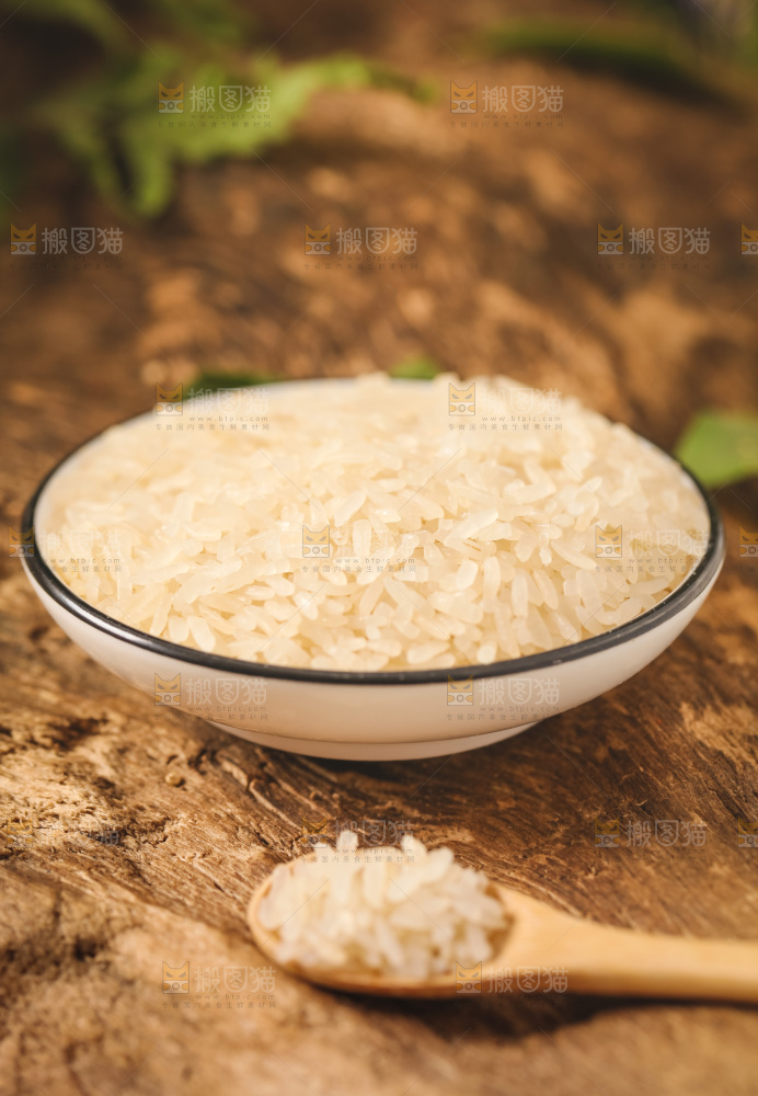 盘子里装着大米