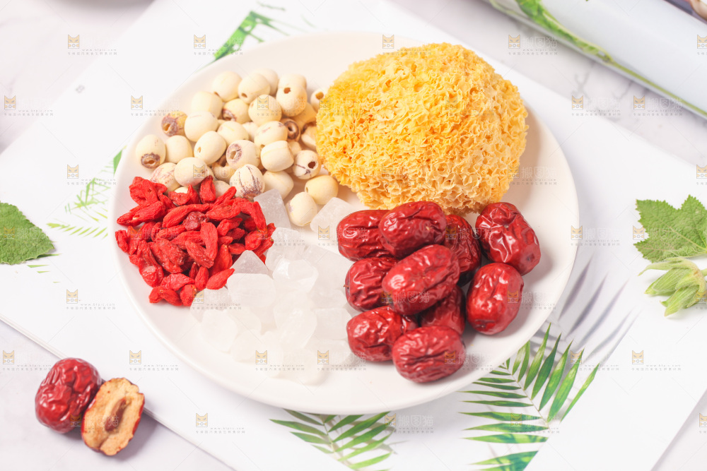 一盘糖水食材放在浅底上