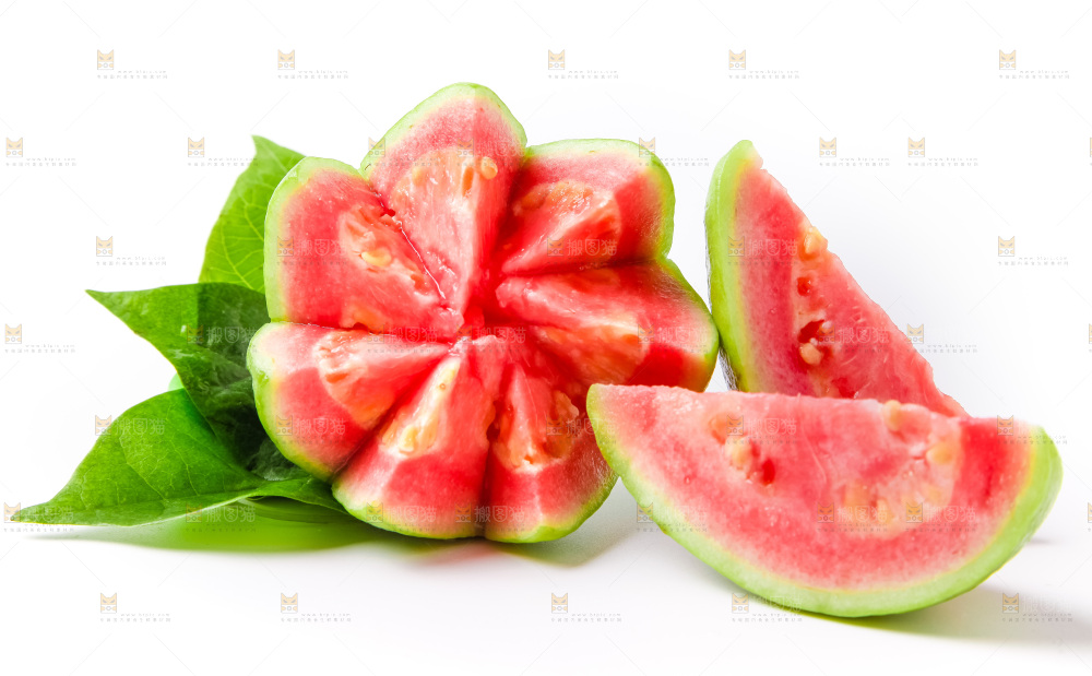 浅底上摆放着红芭乐