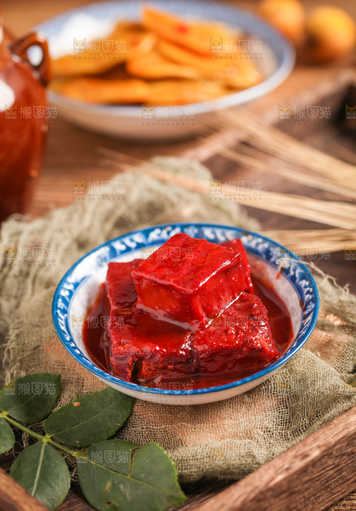 木底上放着一碗腐乳豆腐