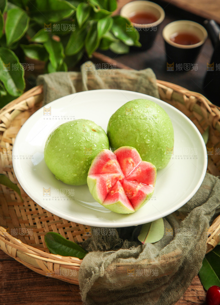 碟子里装着红心芭乐