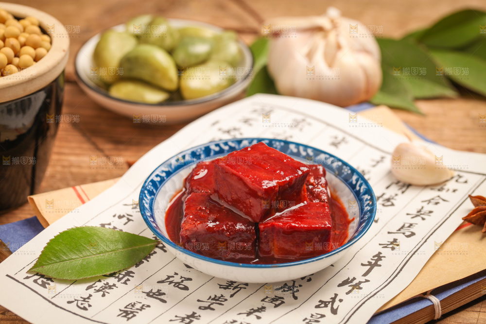 木底上放着一碗腐乳豆腐