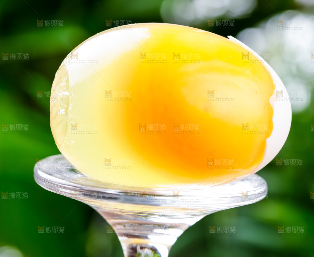 玻璃杯上放着溏心变蛋