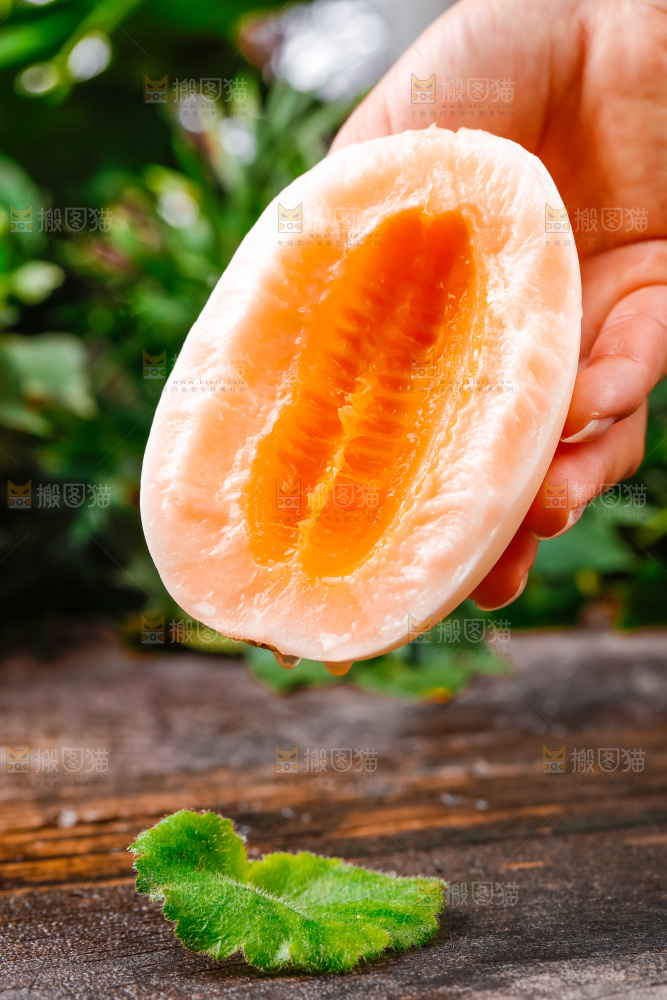 手拿切开的东方蜜瓜