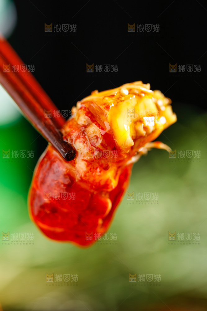 筷子夹着小龙虾