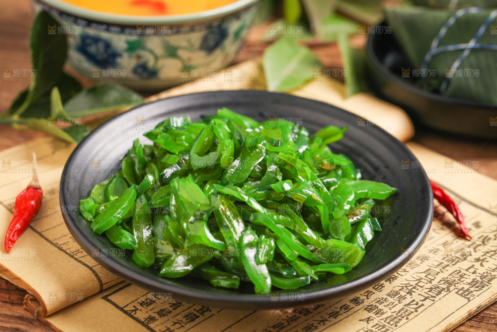 木底上放着一盘海白菜