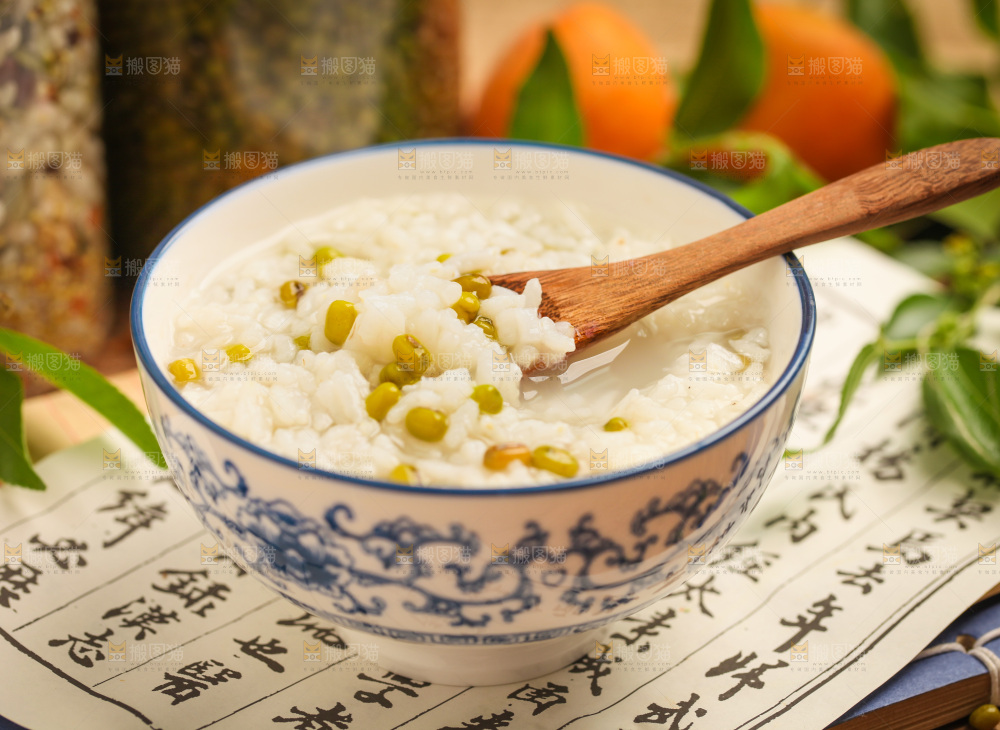 碗里装着绿豆粥