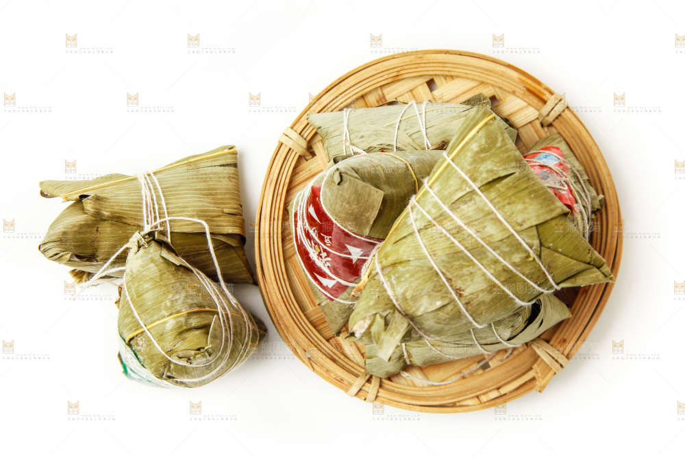 白底上放着一盘粽子