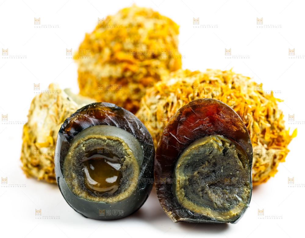 白底上放着松花蛋